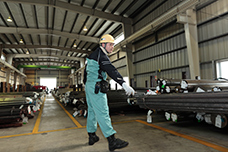 写真：軸受鋼も常時在庫する名古屋物流センターを併設